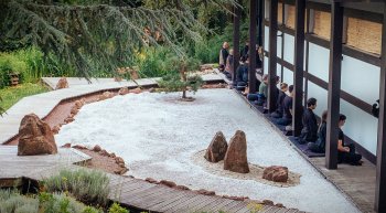 zazen dans le jardin zen