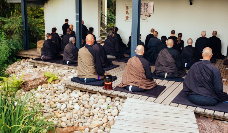 zazen dans le jardin zen