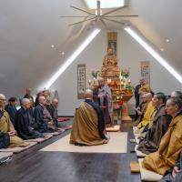 La grande assemblée réunie pour cette occasion - dans la chapelle bouddhiste